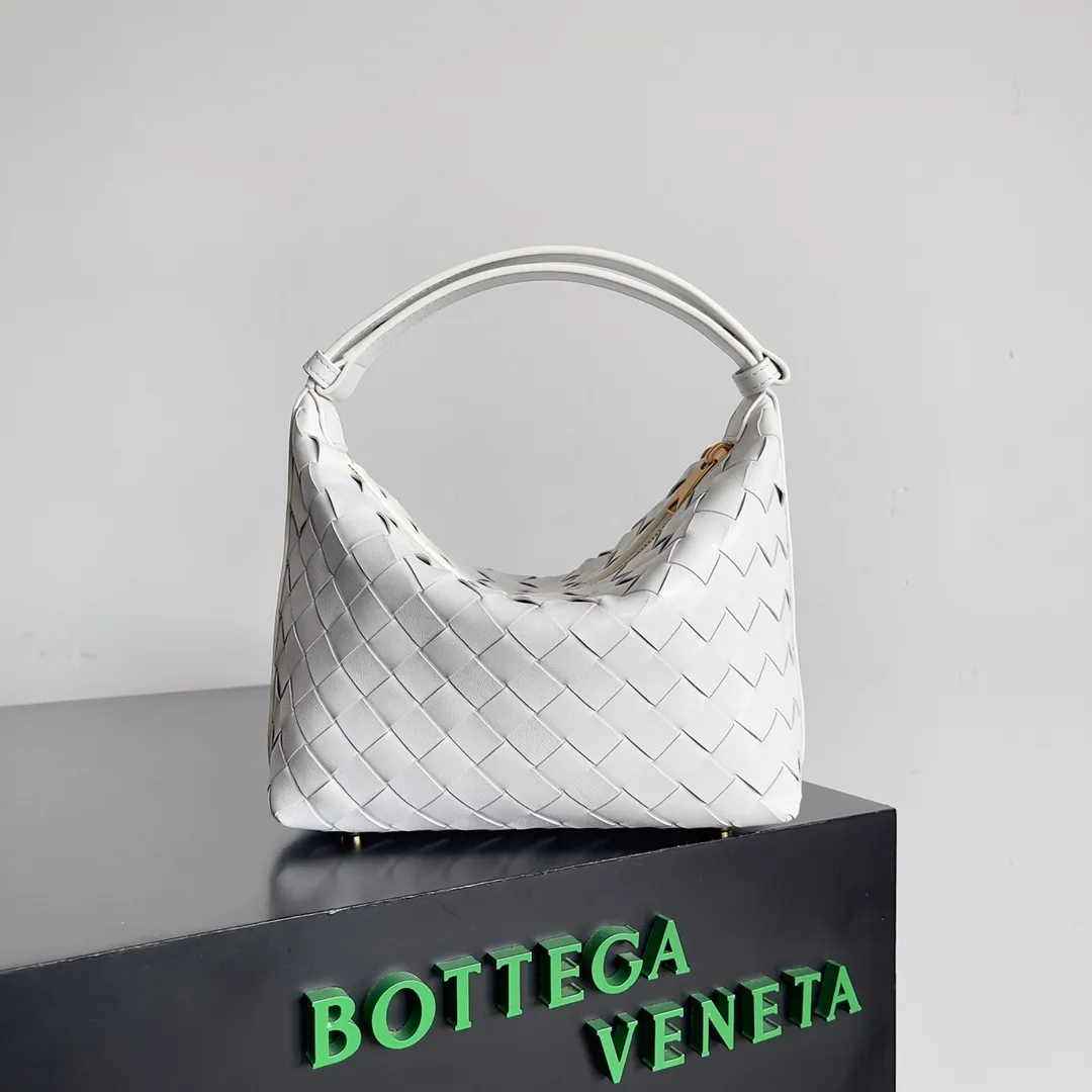 Batch 1360 It is predicted that BV Bottega’s lunch bag will be popular again this year. The entire bag is made of top nappa lambskin, which is very soft and lightweight. It also uses the intrecciato weaving process that the two founders spent several months developing from the beginning of the brand. It is completely hand-woven by Italian craftsmen. It perfectly reflects the craftsmanship of Bottega. The entire bag shape is also a very practical and popular lunch box bag type. The slightly curved arc of the bag mouth can also better fit our wrists. Style number: 754443 Size: 22*13*9
